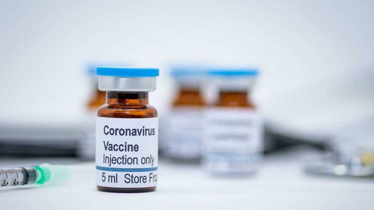 Universidad de Oxford inicia pruebas en humanos de vacuna contra el covid-19