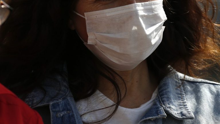 Uso de mascarillas es obligatorio en más de la mitad de Santiago