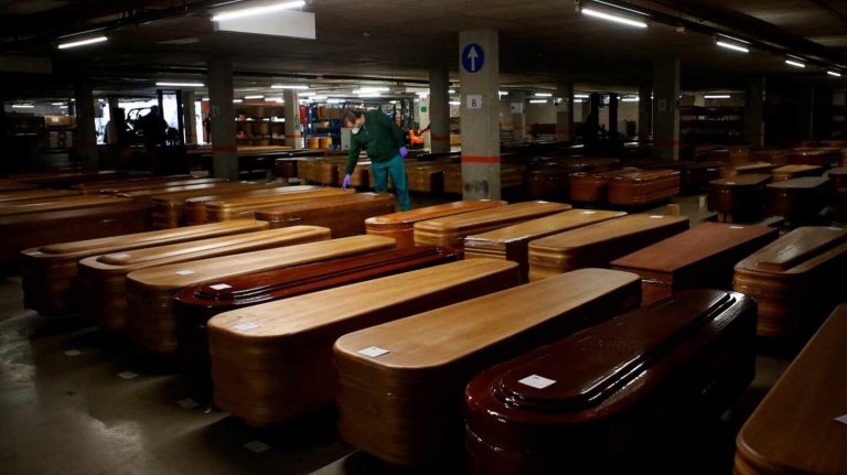 Tanatorio de Barcelona convierte el parking en depósito de féretros