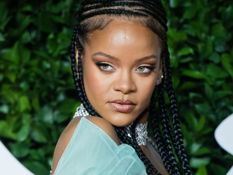 Rihanna se enoja por presiones para lanzar su álbum: "Lucho para salvar el mundo"