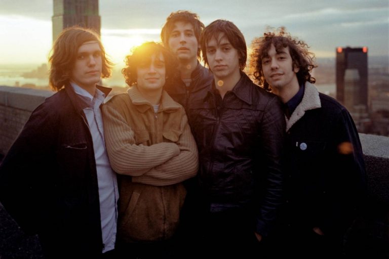 Escucha la nueva canción de The Strokes "Brooklyn Bridge to Chorus"