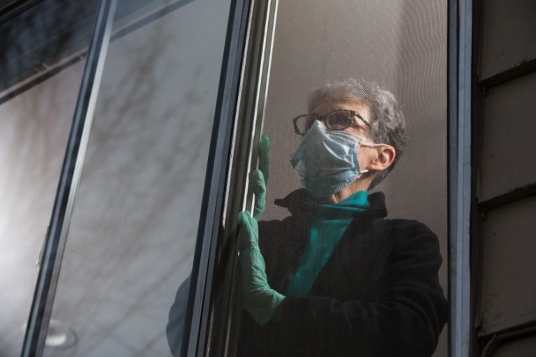 Museos recogen mascarillas y pantuflas para explicar vida en cuarentena