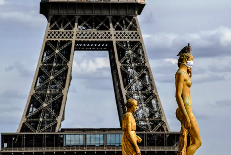 Monumentos y estatuas de todo el mundo visten mascarillas
