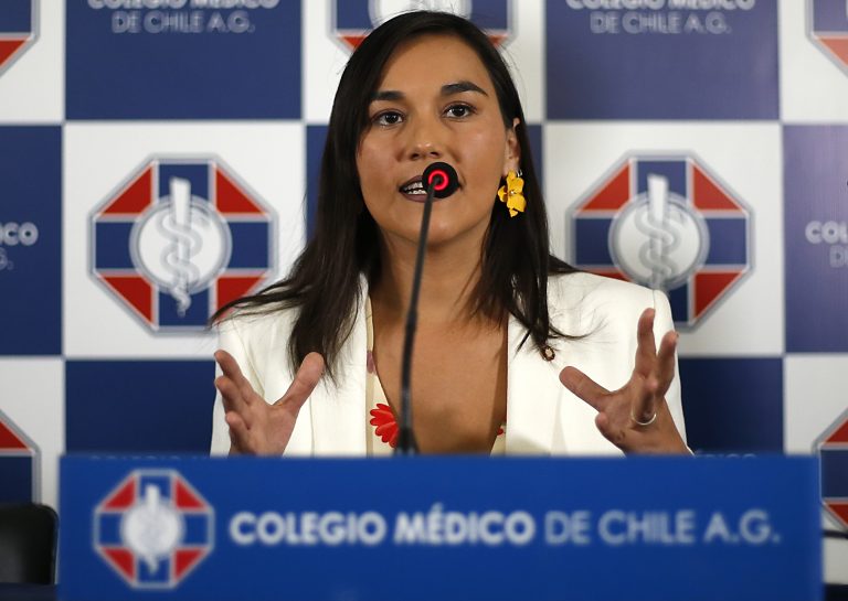 Presidenta del Colegio Mdico Izkia Siches ofrece conferencia de prensa