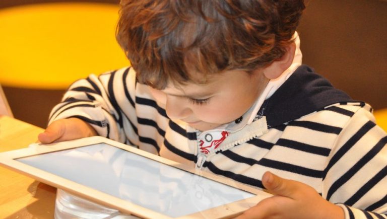 Mineduc lanza aplicación para que niños aprendan a leer en casa