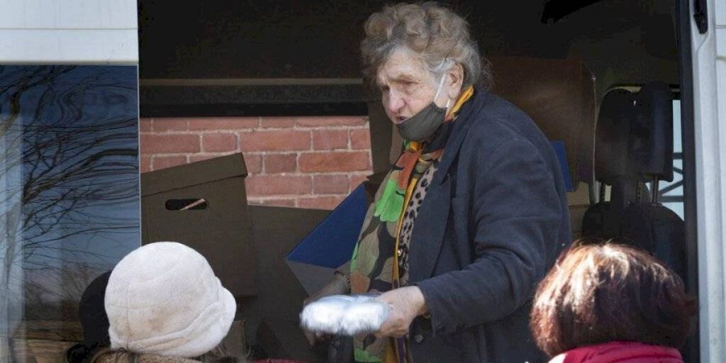 Sobreviviente de bombardeo nazi ayuda a pacientes de covid-19