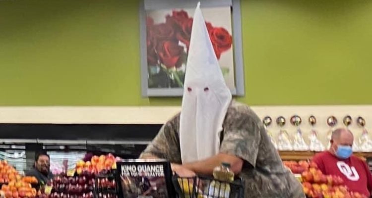Hombre usa capucha del Ku Klux Klan para ir al supermercado