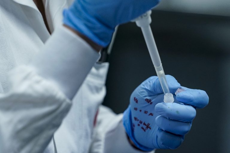 doctor manos guantes