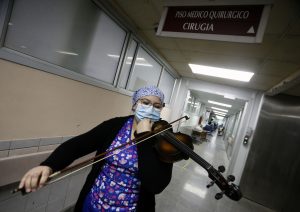 Cuerdas de Esperanza: Tens toca su violín a pacientes UCI