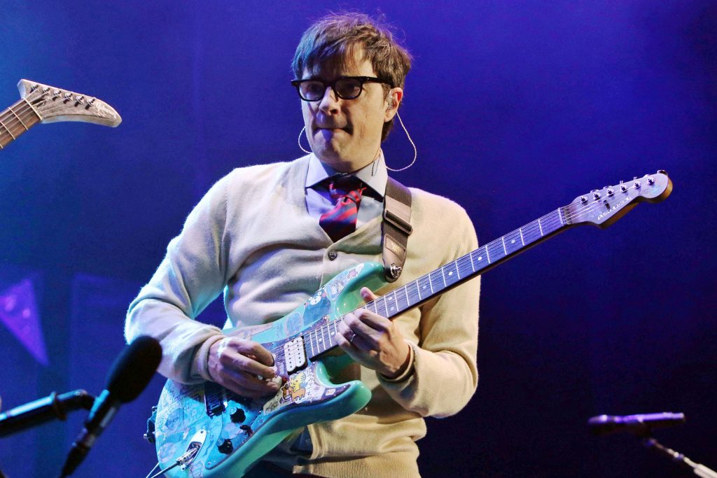 Mira a Rivers Cuomo reversionar un clásico de "Jesucristo Superestrella"