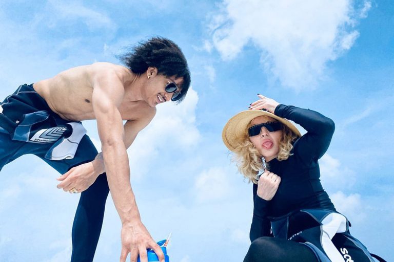 Madonna publica sugerente fotografía junto a su novio de 25 años — Rock&Pop