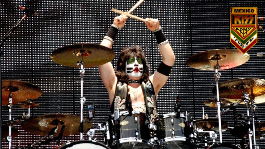 single "Love Dug", niño de seis años se viste y toca como el baterista de la banda Kiss