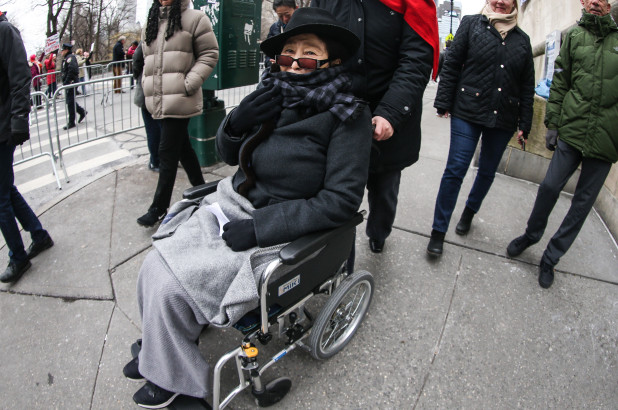 yoko ono silla de ruedas