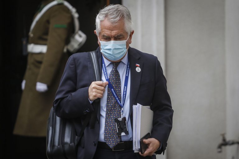 Ministro Paris responde a dichos de Fernández por manejo de la pandemia