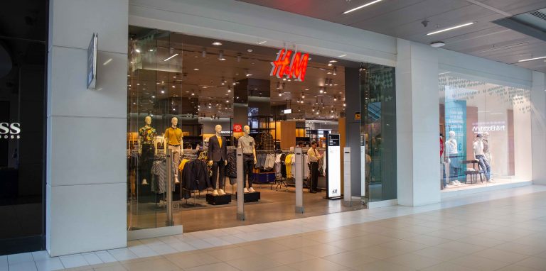 Clausuran conocida tienda de ropa cadena sueca por irregularidades — Rock&Pop
