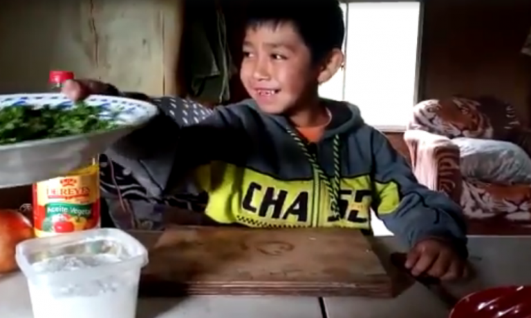 Niño cocina pebre