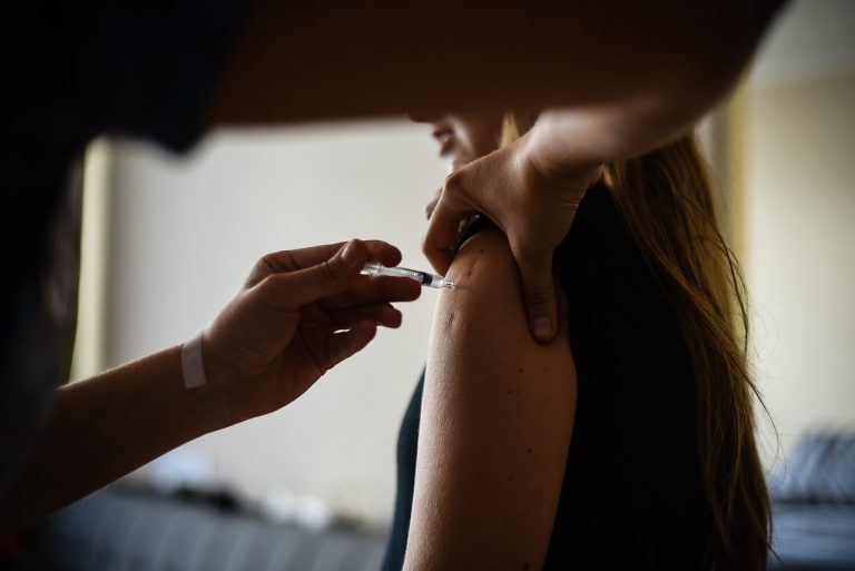 AstraZeneca: Vacuna "todavía puede estar disponible a fines de 2020”
