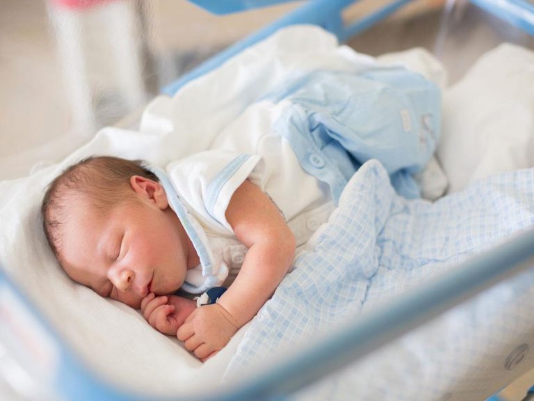 Un afortunado: Bebé nació durante un vuelo y aerolínea le regaló boletos de por vida