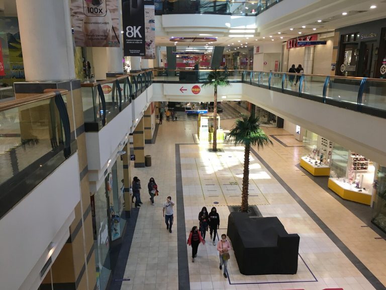 Centros comerciales podrán abrir los fines de semana en Santiago