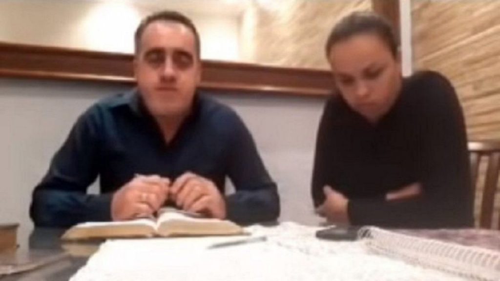 Indignación causó pastor evangélico que golpeó a su esposa en una transmisión en vivo