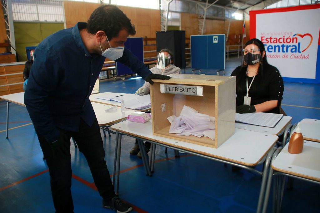 ¿Quieres trabajar en el plebiscito? Acá te contamos como hacerlo