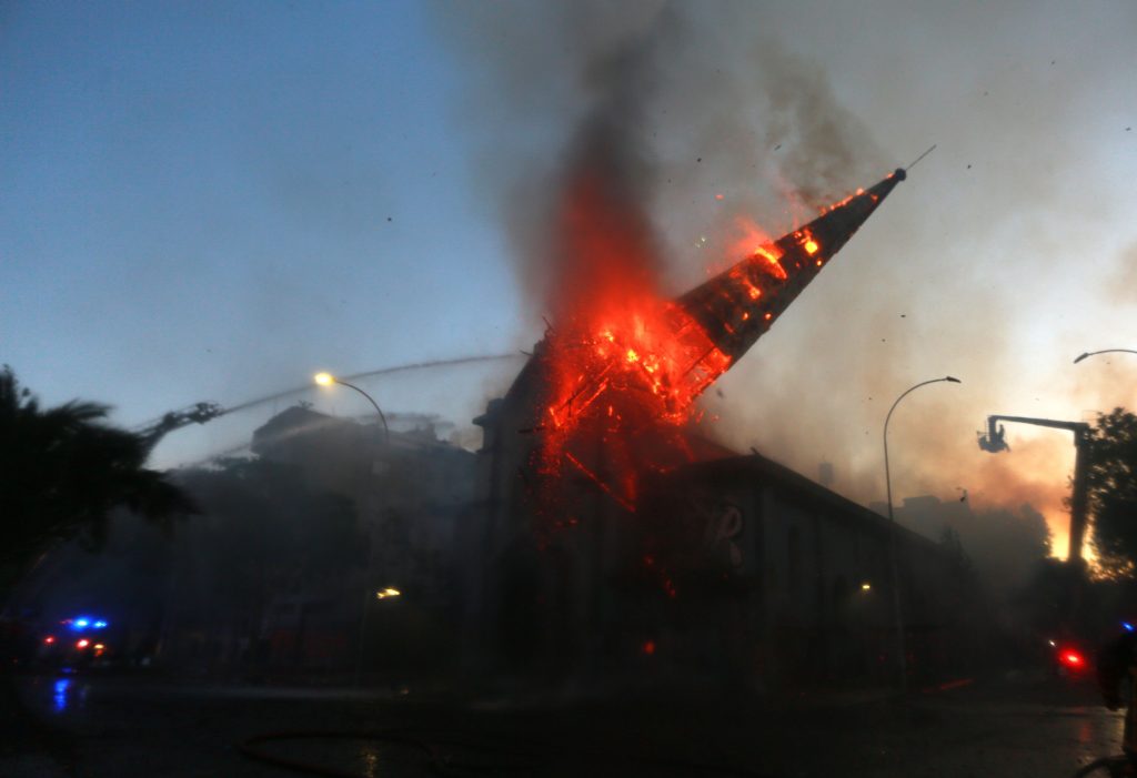 Aniversario 18-O / Fotos AGENCIA UNO / Incendio destruye Iglesia de la Asunción