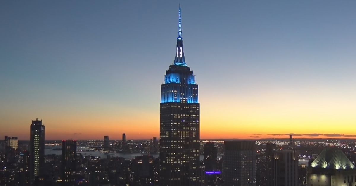 Empire State Building Brillo De Azul Por Los 80 Anos De John Lennon