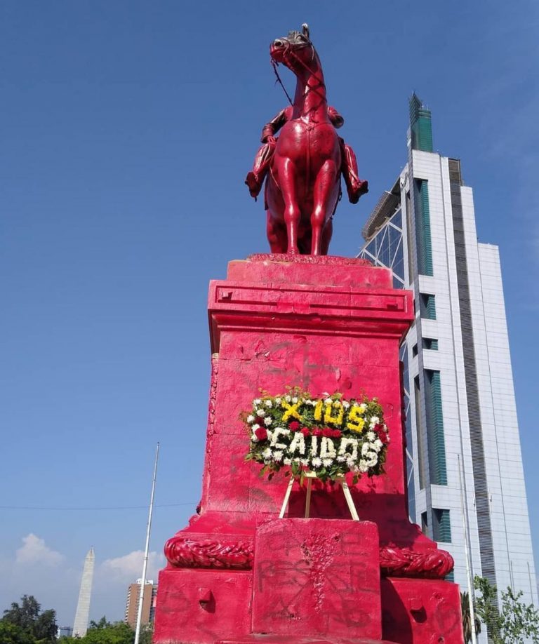 estatua roja baquedano