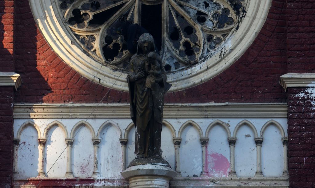 Aniversario 18-O / Fotos AGENCIA UNO / Quema a la Iglesia institucional de Carabineros