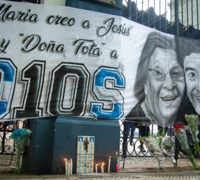 Fanáticos en Buenos Aires, se despiden de su ídolo con banderas y lienzos.