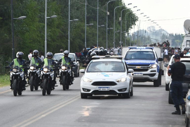 Caravana policial lleva el cuerpo de Diego Maradona a Hospital para autopsia.