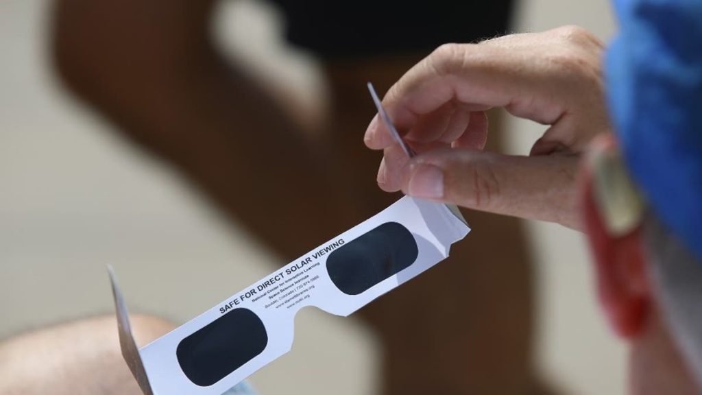 como ver el eclipse sin lentes de proteccion