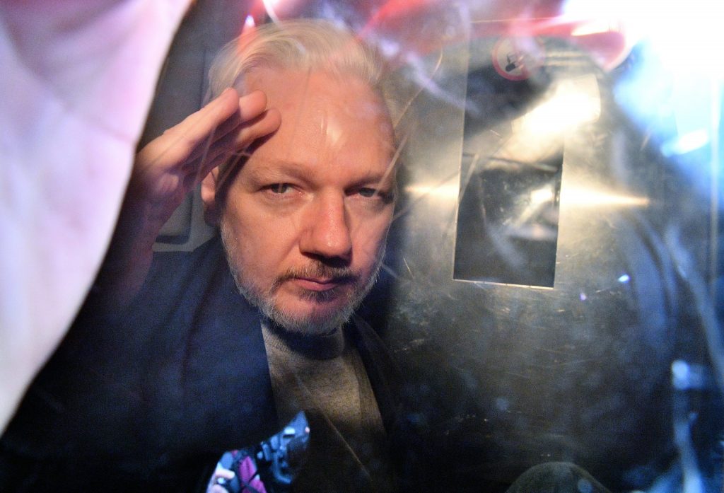 julian assange suicidio