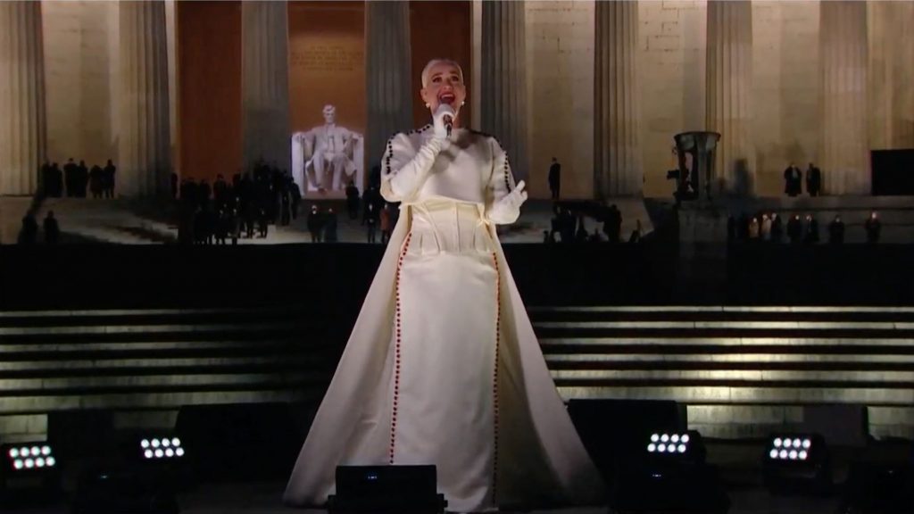 Katy Perry en la ceremonia de cierre Celebrating America en cuerpo completo.