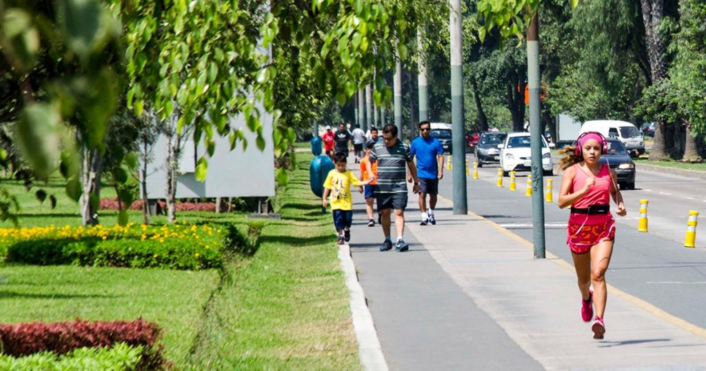 israel sin mascarilla aire libre