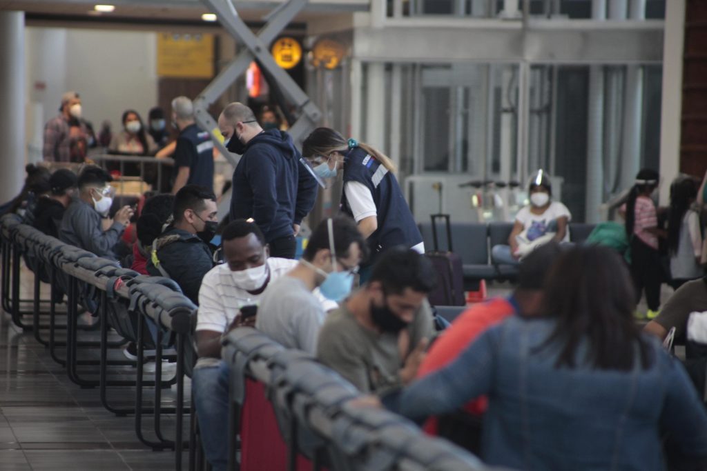 Denuncian Colapso De Pasajeros En El Aeropuerto De Santiago Por Falta De Hoteles Sanitarios