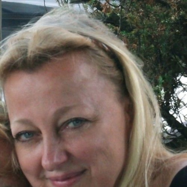 diseñadora hollywood emmy basura