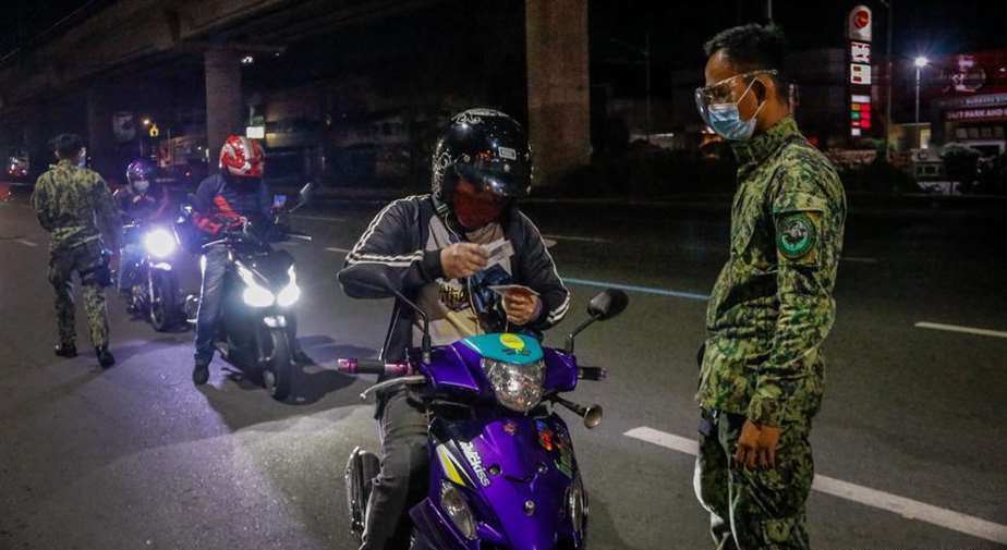 filipinas sentadillas toque de queda