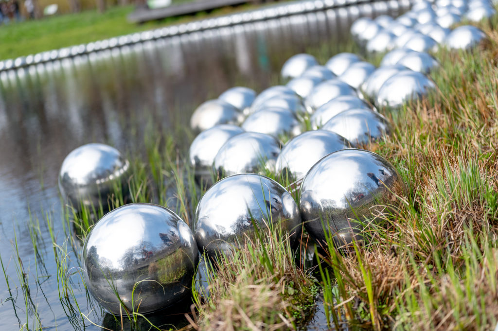 yayoi kusama esferas naturaleza