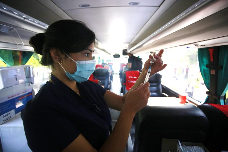 La Reina Presentó Bus Acondicionado Como Vacunatorio Móvil