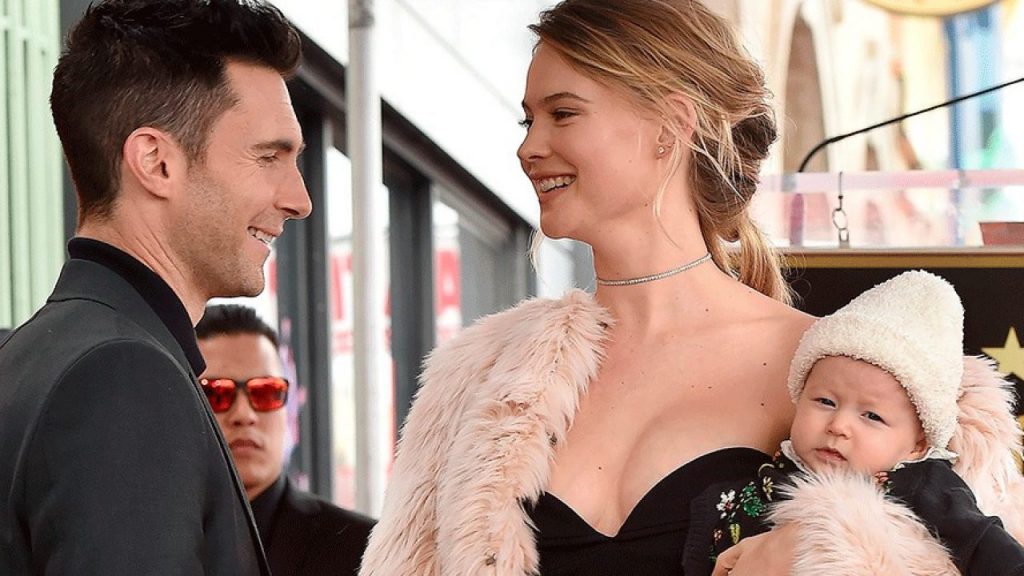 Behati Prinsloo y Adam Levine