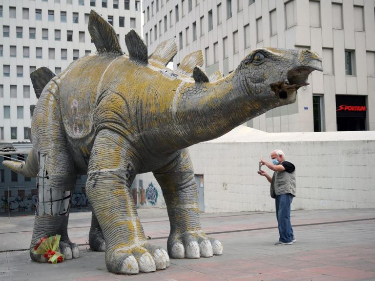 estatua dinosaurio españa
