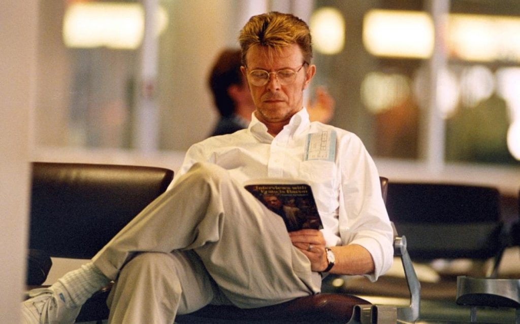 Bowie Leyendo
