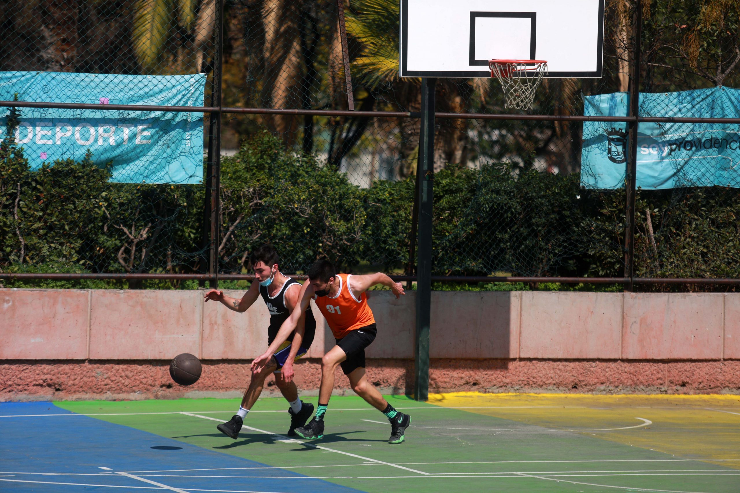 Personas practicando básquetbol Chile