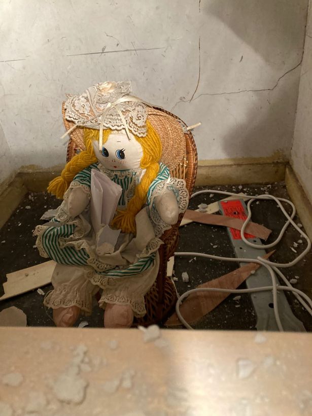anabelle pelicula aterradora pelicula de terror el conjuro sorpresa hombre agujero muro pared casa nueva inglaterra liverpool