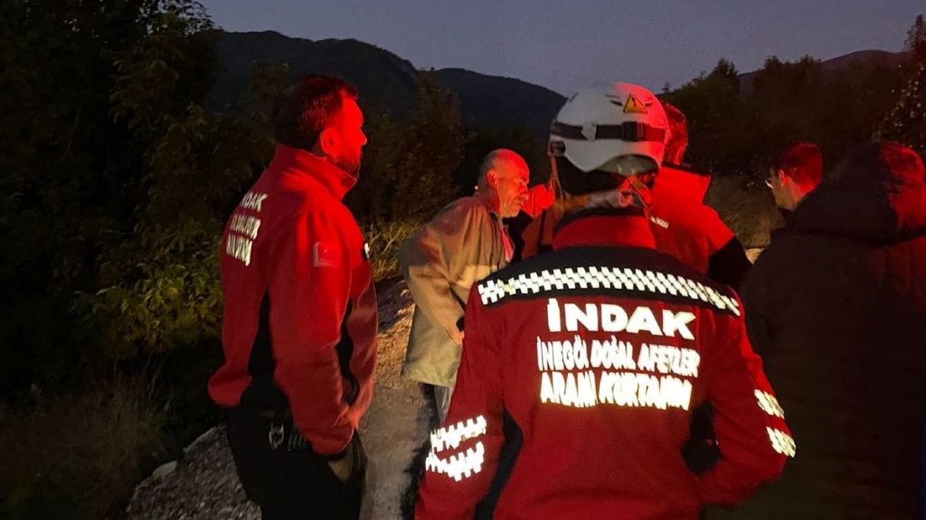 hombre se une a su propia busqueda en un bosque borracho ebrio sobrio turquia amigos