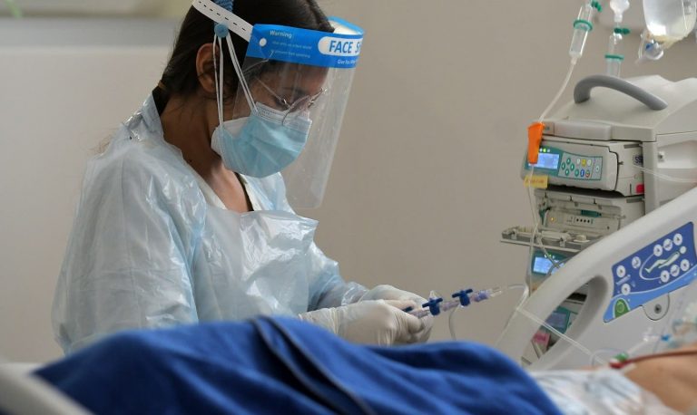 tercera ola de coronavirus pandemia crisis sanitaria covid-19 virologa expertos variante delta cuales son de donde vienen como llegaron chile pais comunas minsal cambios plan paso a paso ministerio de salud