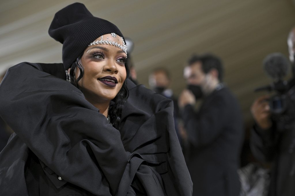 rihanna musica componiendo estudio nuevo disco album cuando sale cuando se estrena fecha de publicacion lanzamiento reggae pop met gala evento de moda assap rocky vestido estilo
