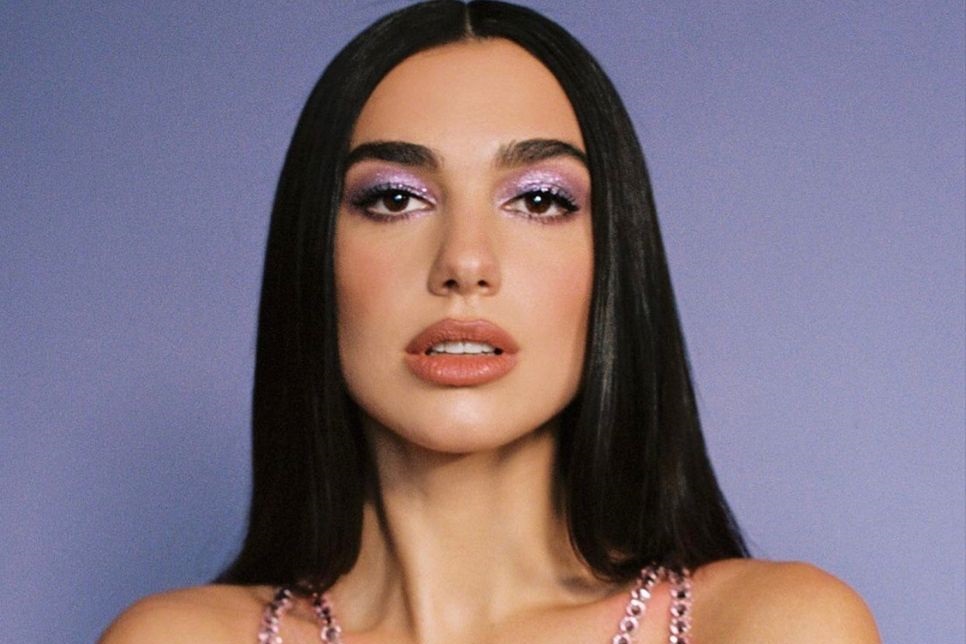 dua lipa debut moda pasarela modelo versace primavera verano 2021 2022 video trajes vestidos maquillaje como donde cuando future nostalgia levitating physical love again