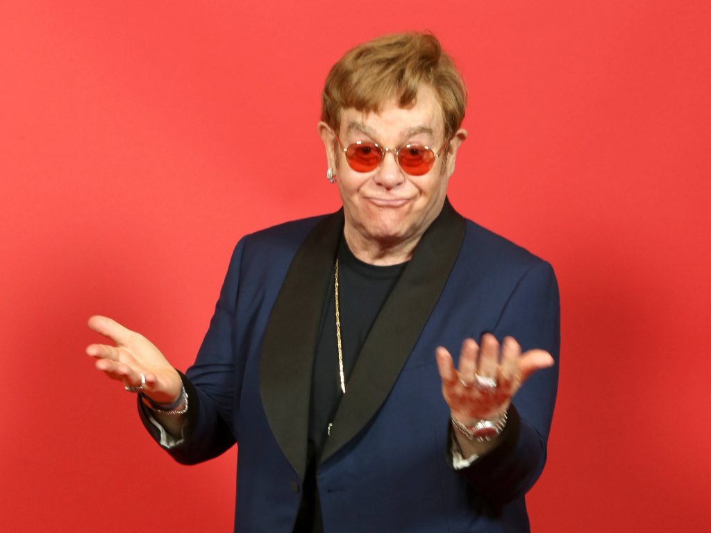 elton john accidente caida gira pospone mundial tour conciertos festivales Farewell Yellow Brick Road estados unidos europa 2023 2021